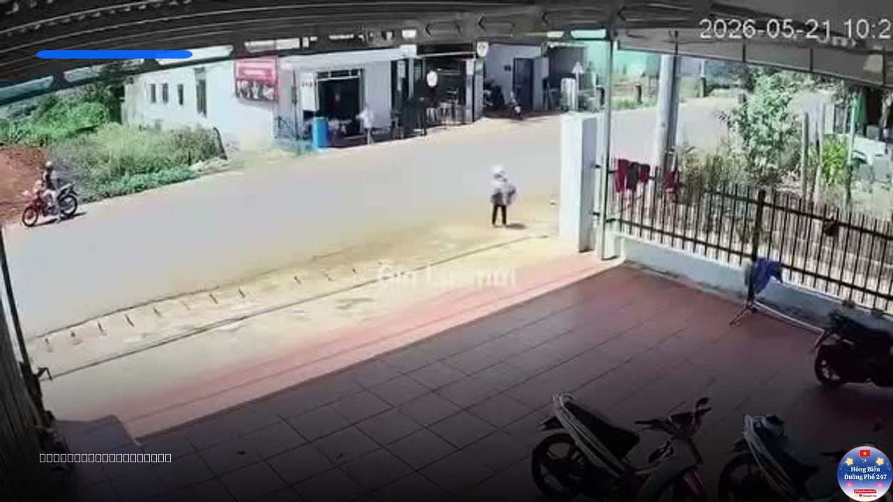 😡Chị gái đứng bên kia đường gọi em gái lớp 1 : “Rồi qua đi” và xe chạy tới… 😰  🙂Điều đáng nói là người chị vẫn bình tĩnh, ngồi im trên xe, như không có chuyện gì xảy ra.