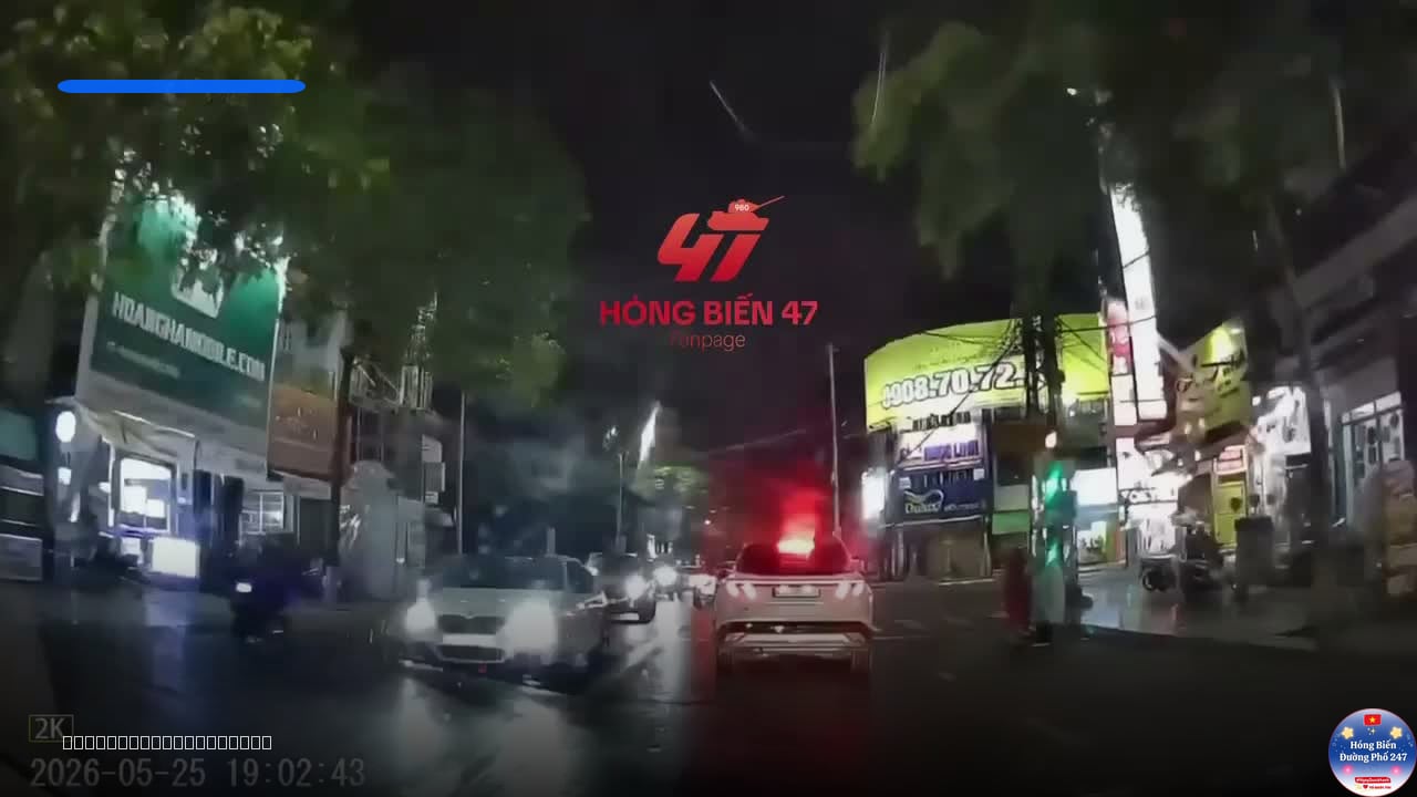 bé gái đi xe đạp điện vượt đèn đỏ bị oto tông ở Phan Bội Châu tối hôm 